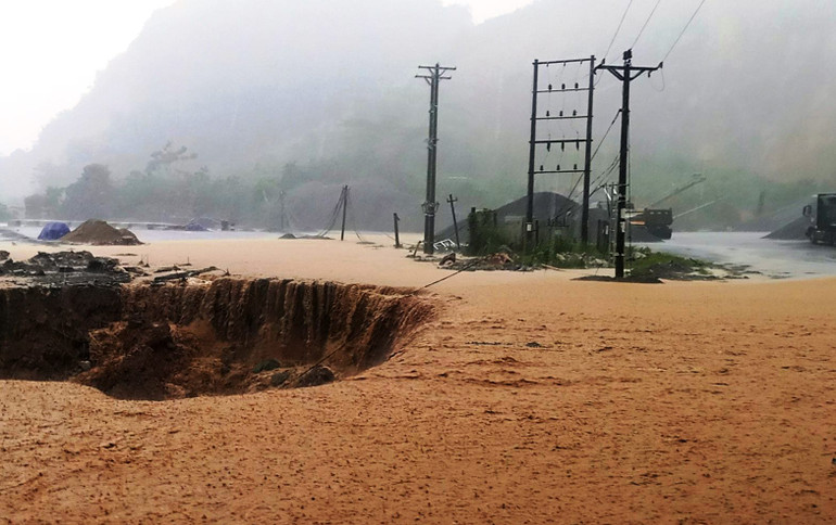 Mưa lũ hư hại hệ thống truyền dẫn điện ở Bảo Thắng. (Ảnh: NGUYỄN HIỀN)