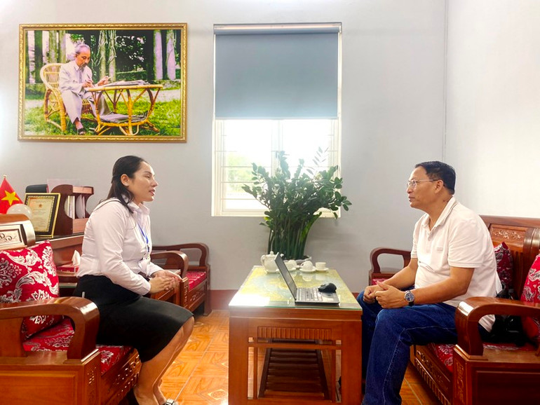Bí thư Đảng ủy phường Xuân Tăng, thành phố Lào Cai trao đổi nội dung sự việc với phóng viên Báo Nhân Dân tại trụ sở Đảng ủy phường. (Ảnh: TL)