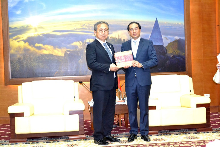 Chủ tịch Ủy ban nhân dân tỉnh Lào Cai trao tặng sách ảnh lưu niệm cho Đại sứ đặc mệnh toàn quyền Nhật Bản tại Việt Nam Yamada Takio. (Ảnh: QUỐC HỒNG)