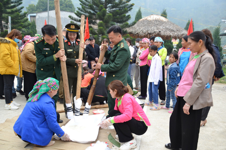 Quân và dân chung nhịp giã bánh dày trong Hội Roóng Poọc đầu xuân. ( Ảnh: QUỐC HỒNG)