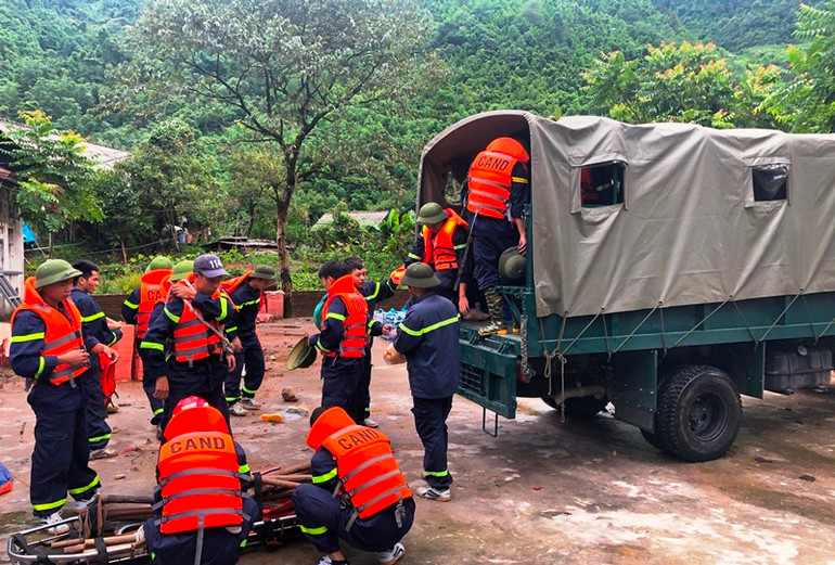 Lực lượng Công an tỉnh Lào Cai vào vùng lũ ống để cứu hộ, cứu nạn và giúp người dân sớm ổn định cuộc sống. (Ảnh: QUỐC HỒNG)