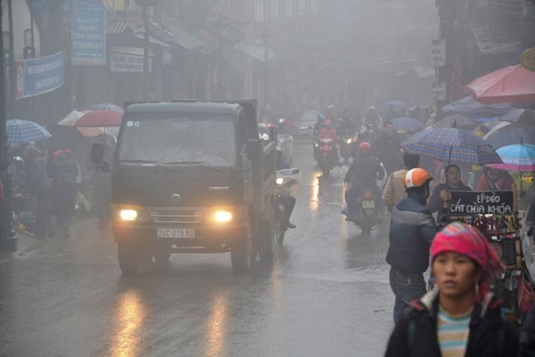 Xe ô-tô lưu thông trên quốc lộ 4D và trong thị xã Sa Pa phải bật đèn pha và đèn vàng để tăng tầm nhìn và cảnh báo để bảo đảm an toàn giao thông. (Ảnh: QUỐC HỒNG)