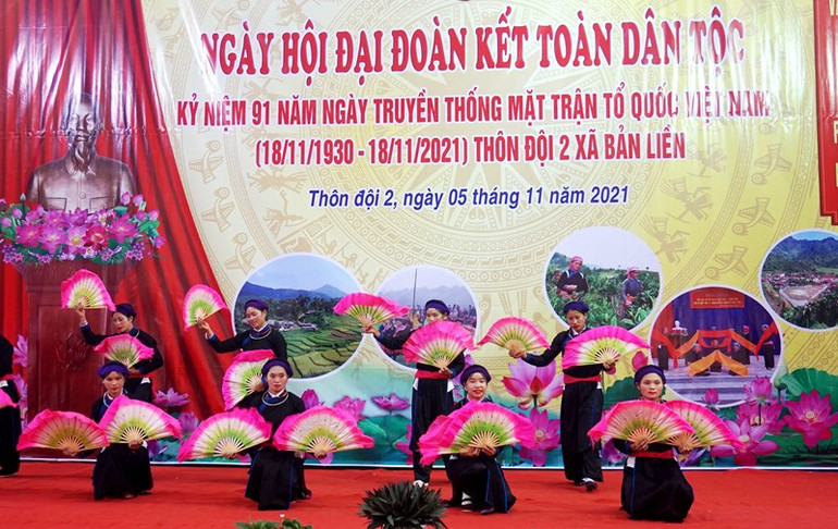 Sinh hoạt văn hóa-văn nghệ truyền thống tại "Ngày hội Đại đoàn kết toàn dân tộc", ở xã Bản Liền, huyện Bắc Hà, tỉnh Lào Cai. (Ảnh: QUỐC HỒNG)