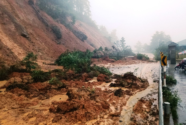 Sạt lở trên quốc lộ 4D, nối thị xã Sa Pa với tỉnh Lai Châu. (Ảnh: MẠNH HÙNG)