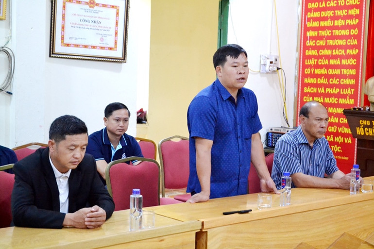 Ông Phàn Phủ Seng, Chủ tịch Ủy ban nhân dân xã Liên Minh cam kết phân bổ tiền hỗ trợ tận tay hộ bị thiệt hại, bảo đảm công khai, minh bạch và hiệu quả. (Ảnh: QUỐC HỒNG)