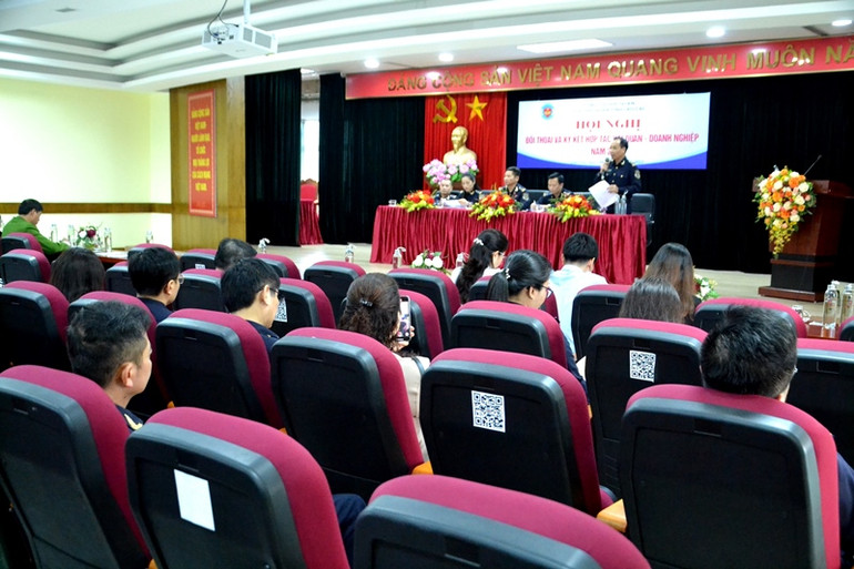 Hơn 100 doanh nghiệp tham dự đối thoại với Cục Hải quan Lào Cai, sáng 24/11. (Ảnh: QUỐC HỒNG) Hơn 100 doanh nghiệp tham dự đối thoại với Cục Hải quan Lào Cai, sáng 24/11. (Ảnh: QUỐC HỒNG)