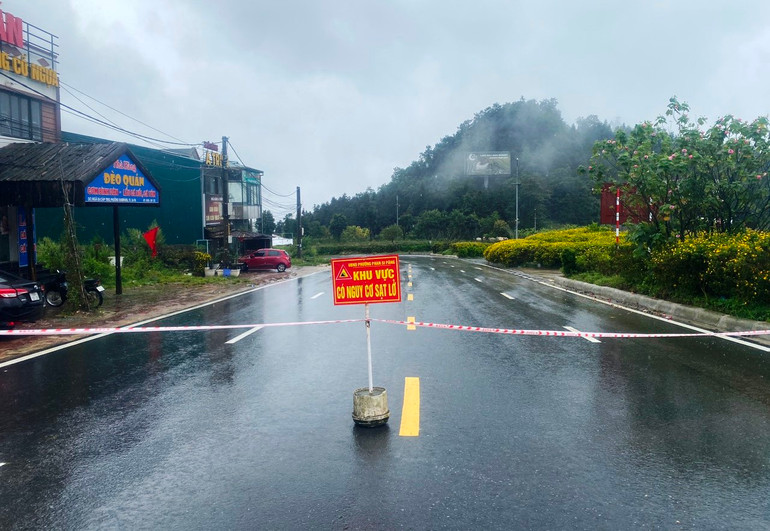 Cắm biển cảnh báo, bảo đảm an toàn giao thông trên quốc lộ 4D. (Ảnh: MẠNH HÙNG)