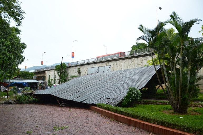 Lốc xoáy thổi bay mái lợp, làm sập xưởng cơ khí, kho chứa ở tổ 25, phường Lào Cai.