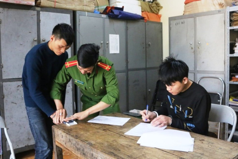 Hai đối tượng tại Công an thị xã Sa Pa. (Ảnh: TUẤN NGUYỄN)