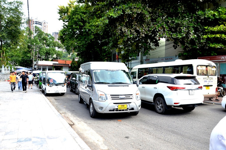 Xe chở khách các loại chật kín đường phố. (Ảnh: QUỐC HỒNG)