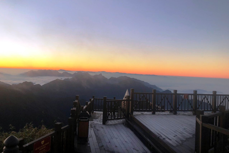 Khung cảnh đỉnh Phan Xi Păng sáng sớm, khi nhiệt độ xuống dưới 0 độ C, sương muối đóng băng trên mặt đất và cây cỏ tại đây. (Ảnh: TL)