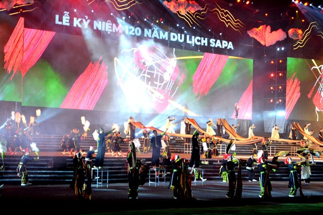 Chương trình nghệ thuật "Sa Pa diệu kỳ" đậm đà bản sắc văn hóa các dân tộc bản địa. (Ảnh: QUỐC HỒNG)