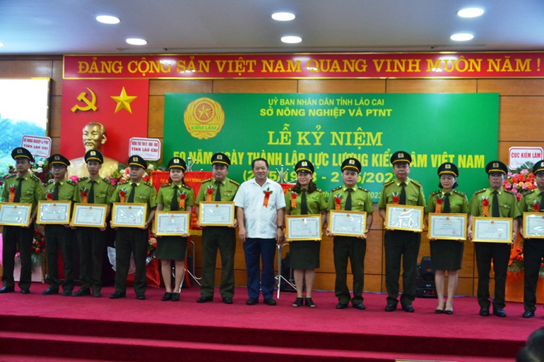 Biểu dương các tập thể và cá nhân xuất sắc trong quản lý, bảo vệ và phát triển rừng ở Lào Cai. (Ảnh: QUỐC HỒNG)