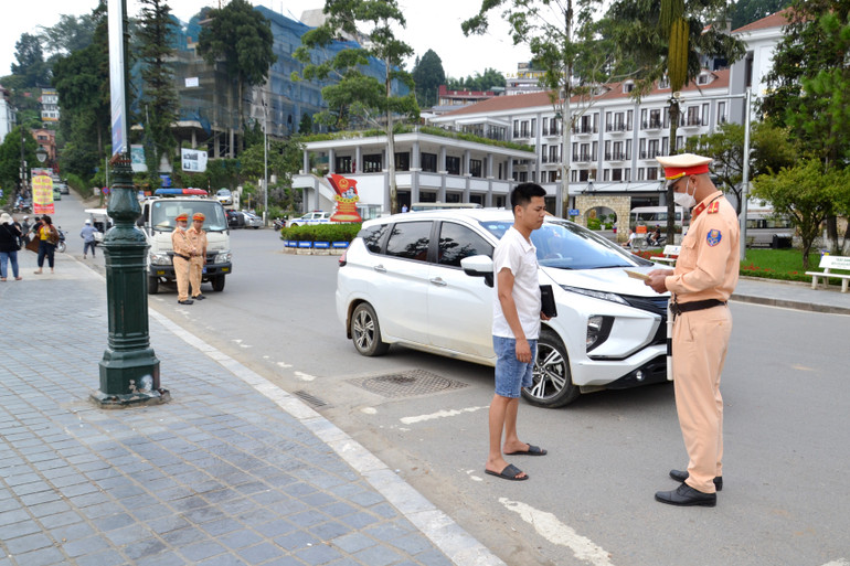 Công an thị xã Sa Pa tăng cường lực lượng bảo đảm an toàn giao thông trong dịp nghỉ lễ 30/4 và 1/5 sắp tới. (Ảnh: QUỐC HỒNG)
