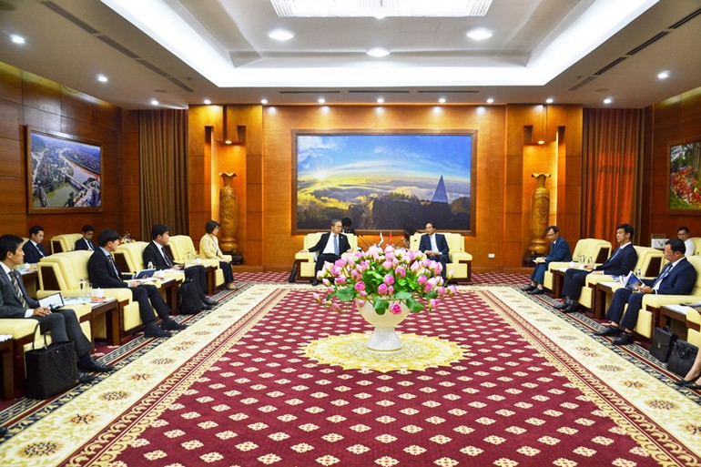 Quang cảnh buổi làm việc giữa Đại sứ đặc mệnh toàn quyền Nhật Bản tại Việt Nam Yamada Takio và Đoàn công tác với tỉnh Lào Cai. (Ảnh: QUỐC HỒNG)