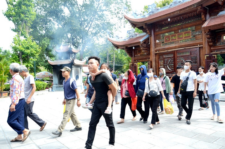 Du khách đổ về thành phố Lào Cai kỳ nghỉ lễ 2/9. (Ảnh: QUỐC HỒNG)