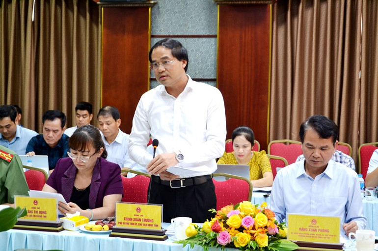 Chủ tịch Ủy ban nhân dân tỉnh Lào Cai Trịnh Xuân Trường kiến nghị với Đoàn công tác về tháo gỡ khó khăn, vướng mắc nhằm nâng cao hiệu quả thực hiện các Chương trình mục tiêu quốc gia ở địa phương. (Ảnh: QUỐC HỒNG)