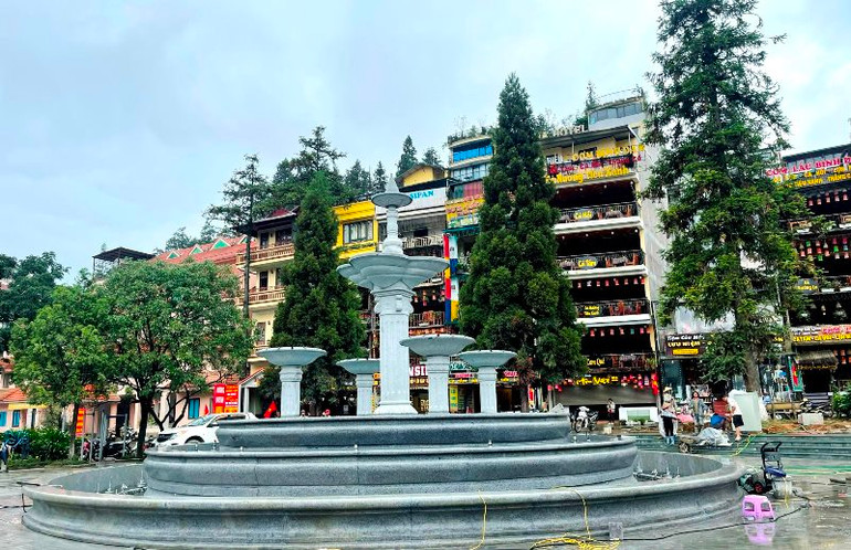 Đài phun nước ở Vườn hoa Xuân Viên được xây mới, phục vụ du khách nhân kỷ niệm 120 năm du lịch Sa Pa sắp tới. (Ảnh: HỒNG HẢI)