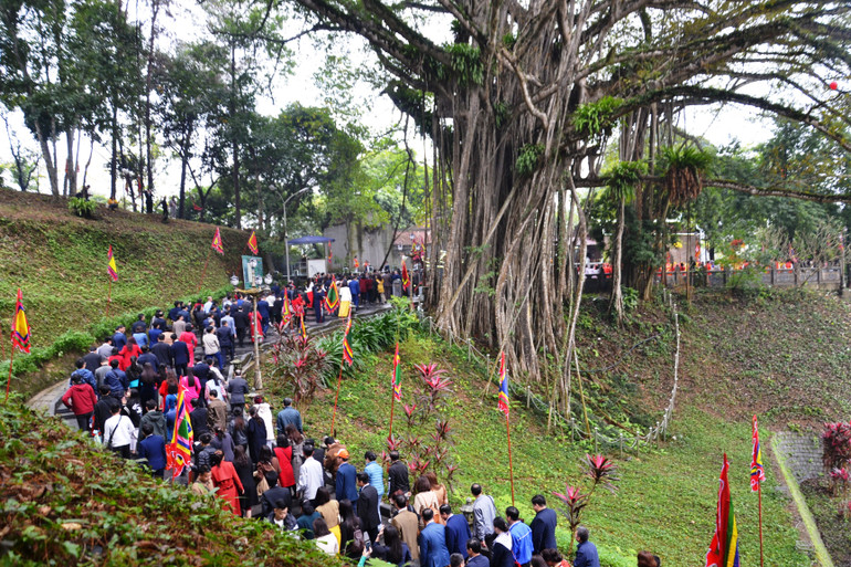 Lãnh đạo tỉnh Lào Cai và rất đông du khách thập phương lên đền Thượng tưởng nhớ công lao to lớn của Hưng Đạo Đại Vương Trần Quốc Tuấn trong công cuộc chống ngoại xâm, bảo vệ bờ cõi nước Đại Việt, thế kỷ 13. (Ảnh: QUỐC HỒNG)