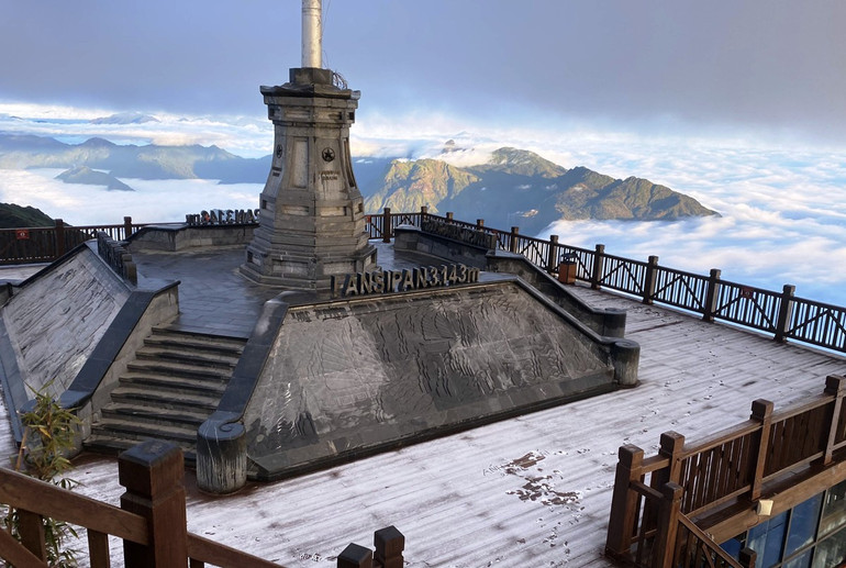 Sương muối phủ trắng đỉnh Fansipan sáng 3/1/2023. (Ảnh: Văn Luật)