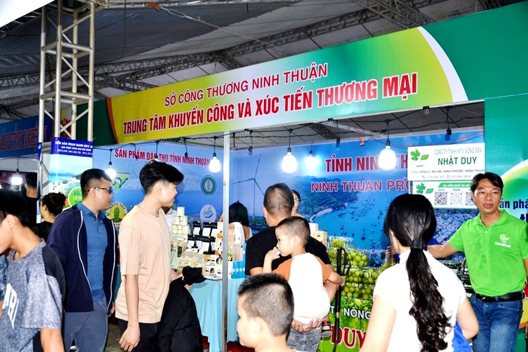 Gian hàng của tỉnh Ninh Thuận thu hút khách hàng. (Ảnh: QUỐC HỒNG) Gian hàng của tỉnh Ninh Thuận thu hút khách hàng. (Ảnh: QUỐC HỒNG)