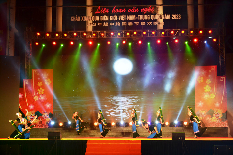 Tiết mục nghệ thuật của Đoàn Lai Châu.