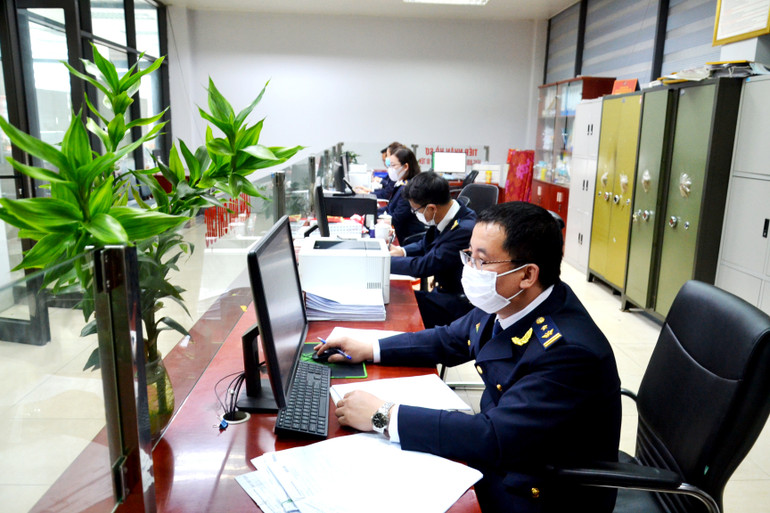 Cán bộ Hải quan Lào Cai làm thủ tục thông quan cho doanh nghiệp trên hệ thống khai báo hải quan điện tử, rút ngắn thời gian và chi phí cho doanh nghiệp xuất, nhập khẩu. ( Ảnh: QUỐC HỒNG)