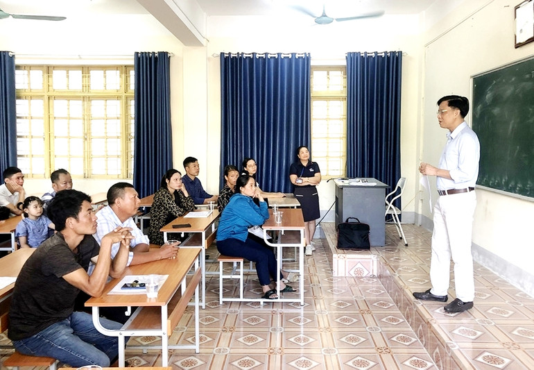 Ông Hoàng Quang Đạt, Hiệu trưởng nhà trường tư vấn, trao đổi với phụ huynh về kế hoạch đào tạo của nhà trường. (Ảnh: TRỌNG BẢO)