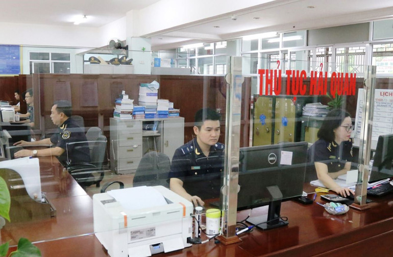 Cán bộ hải quan Lào Cai giải quyết thủ tục thông quan trực tuyến. (Ảnh: QUỐC HỒNG)