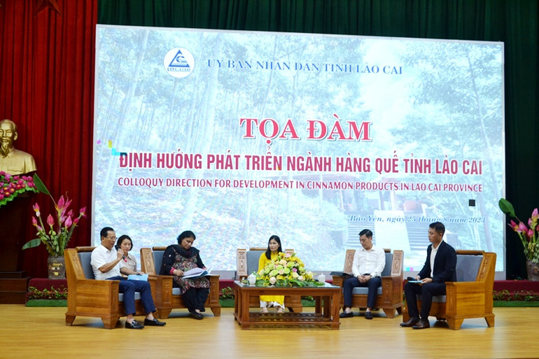 Tọa đàm bàn tròn về xúc tiến đầu tư, chế biến sâu sản phẩm quế ở Lào Cai. (Ảnh: QUỐC HỒNG)
