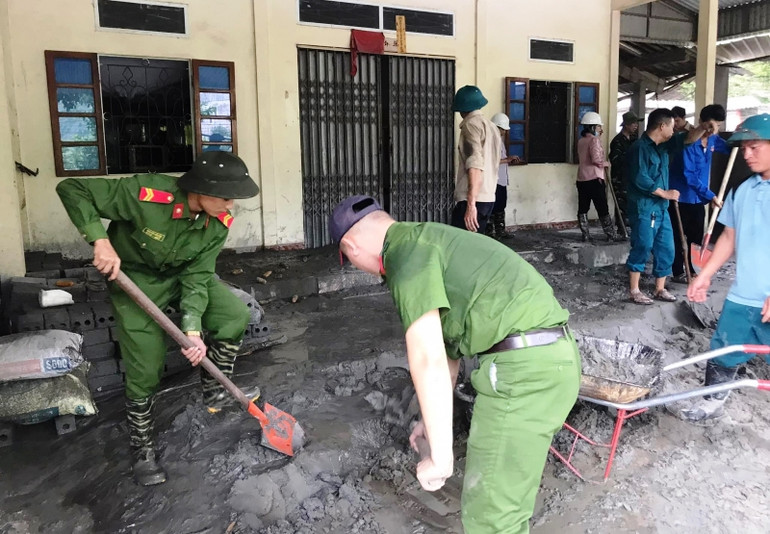 Công an tỉnh Lào Cai giúp người dân dọn dẹp, vệ sinh nhà ở sau sự cố tràn bùn thải. (Ảnh: TL) Công an tỉnh Lào Cai giúp người dân dọn dẹp, vệ sinh nhà ở sau sự cố tràn bùn thải. (Ảnh: TL)