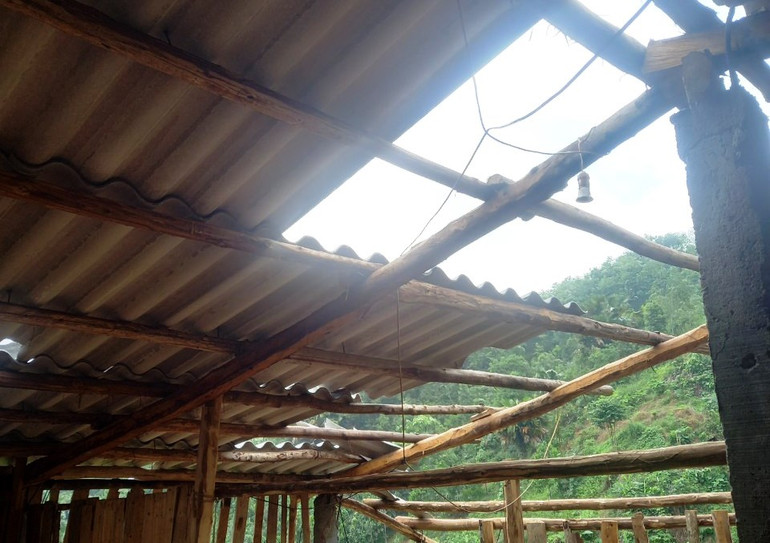 Giông lốc làm hư hỏng nhà dân ở Cam Cọn. (Ảnh: TRỊNH DUYÊN)