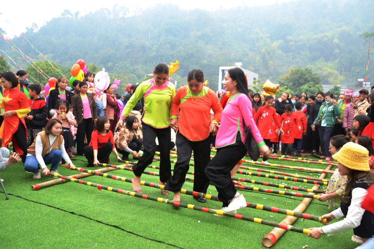 Nhảy sạp truyền thống. ( Ảnh: QUỐC HỒNG)