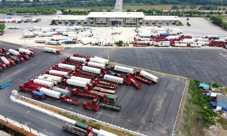Xe chở hàng hóa tập kết ở Cửa khẩu đường bộ Kim Thành để xuất khẩu sang Trung Quốc. (Ảnh: QUỐC HỒNG)