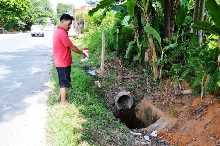 Nạn nhân bị ngã xe máy và rơi xuống hố thu nước tử vong tại chỗ. (Ảnh: QUỐC HỒNG)