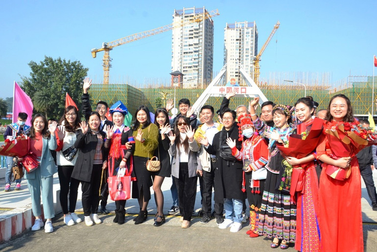 Đoàn du khách Trung Quốc đầu tiên qua cầu Hồ Kiều nhập cảnh vào Việt Nam khi cửa khẩu mở lại.