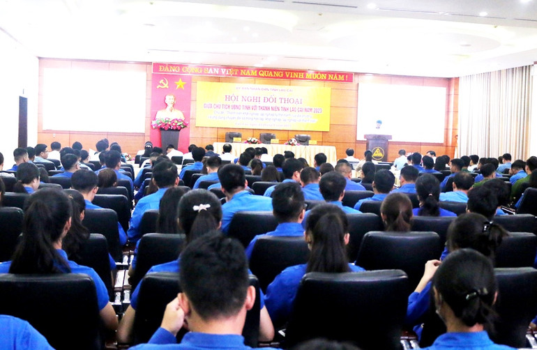 Đông đảo đoàn viên, thanh niên tham gia đối thoại trực tiếp với lãnh đạo tỉnh Lào Cai. (Ảnh: THẢO CHÂU)