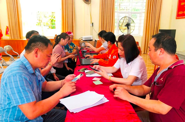 Hướng dẫn người dân vùng cao tải App Điện lực.