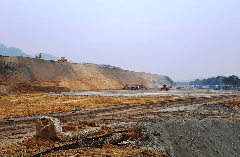 Ban quản lý Khu kinh tế Lào Cai đẩy nhanh xây dựng thêm sân bãi KB2, với sức chứa 200 xe ô-tô loại tải trọng lớn, chuẩn bị cho việc mở hoàn toàn cửa khẩu Kim Thành sắp tới. (Ảnh Quốc Hồng)