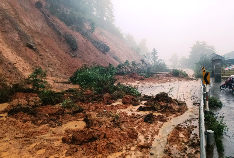 Sạt lở trên quốc lộ 4D, thị xã Sa Pa, ngày 28/9/2023. (Ảnh: MẠNH HÙNG)