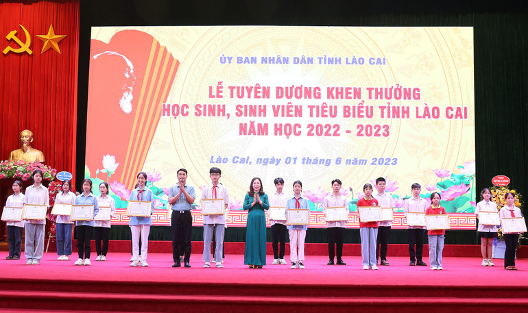 Trao tặng phần thưởng cho các học sinh, sinh viên tiêu biểu năm học 2022-2023.(Ảnh: QUỐC HỒNG)