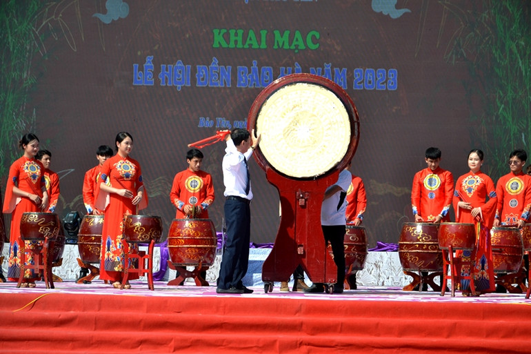 Bí thư Huyện ủy Bảo Yên đánh trống khai hội đền Bảo Hà. (Ảnh: QUỐC HỒNG)