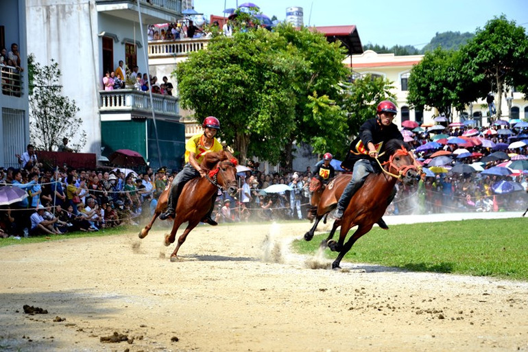 Bám đuổi quyết liệt. (Ảnh: QUỐC HỒNG)