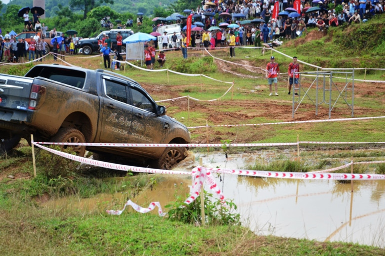 Các vận động viên phải trải qua 4 bài thi, vượt qua nhiều chướng ngại vật. (Ảnh: QUỐC HỒNG) Các vận động viên phải trải qua 4 bài thi, vượt qua nhiều chướng ngại vật. (Ảnh: QUỐC HỒNG)