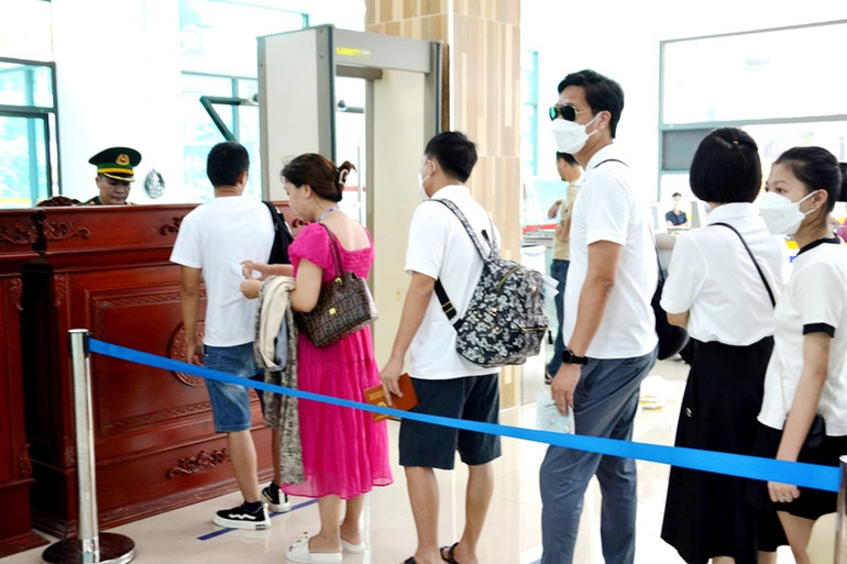 Du khách đến Lào Cai làm thủ tục xuất cảnh sang thăm Hà Khẩu-Trung Quốc. (Ảnh: QUỐC HỒNG) Du khách đến Lào Cai làm thủ tục xuất cảnh sang thăm Hà Khẩu-Trung Quốc. (Ảnh: QUỐC HỒNG)