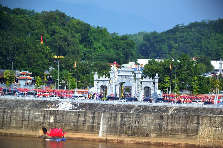 Toàn cảnh đền Bảo Hà bên bờ sông Hồng, thuộc huyện Bảo Yên-Lào Cai. (Ảnh: QUỐC HỒNG)