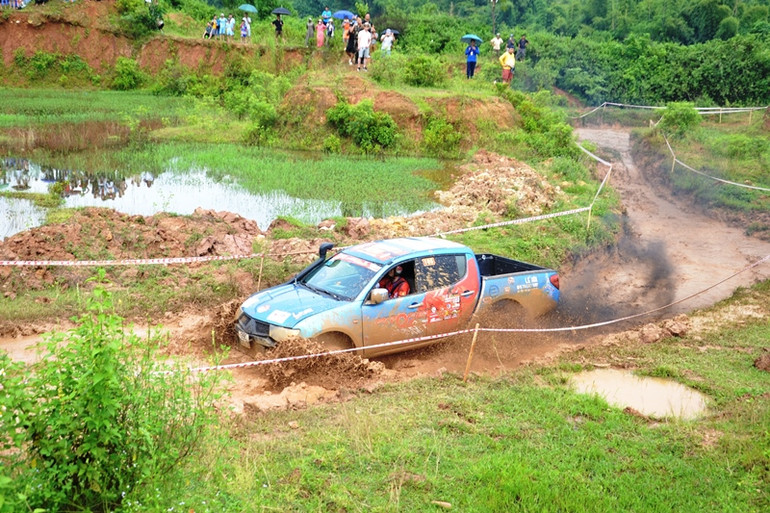 Các vận động viên phải trải qua 4 bài thi, vượt qua nhiều chướng ngại vật. (Ảnh: QUỐC HỒNG) Các vận động viên phải trải qua 4 bài thi, vượt qua nhiều chướng ngại vật. (Ảnh: QUỐC HỒNG)