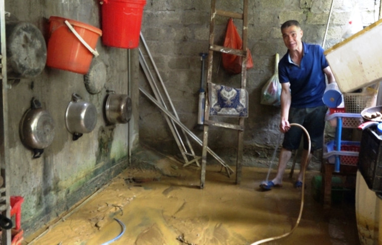 Mưa lũ tràn vào nhà dân gây thiệt hại tài sản. (Ảnh: THANH NHÀN)