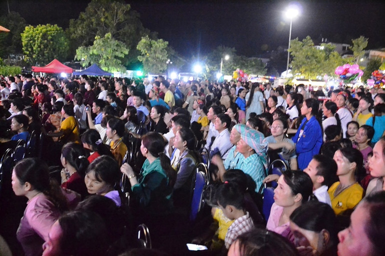 Rất đông du khách và người dân địa phương đến dự khai mạc Tuần Văn hóa-Du lịch Bảo Yên - 2023. (Ảnh: QUỐC HỒNG) Rất đông du khách và người dân địa phương đến dự khai mạc Tuần Văn hóa-Du lịch Bảo Yên - 2023. (Ảnh: QUỐC HỒNG)