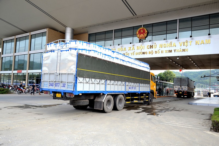 Mỗi xe chở quả vải tươi xuất khẩu chỉ mất 1-2 phút để thông quan.